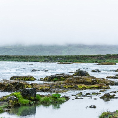 ... und das letzte "Oberhaupt" die Holzabbildungen der alten Götter in die Wasserfälle geworfen haben soll