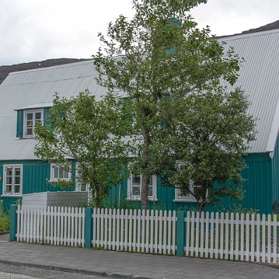 Wohnhaus mit Holzverkleidung