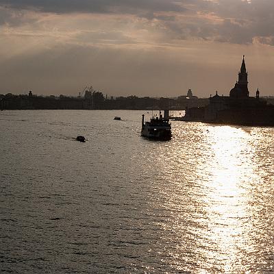 Sonnenaufgang über der Stadt : Italien, Venedig