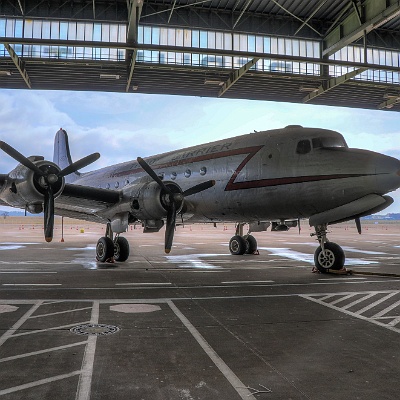 ein "Rosinenbomber" auf dem Vorfeld, unter dem Hangardach : Flughafen, Tempelhof