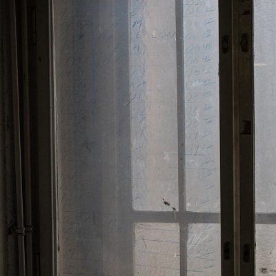in der Gepäcksortierhalle, der letzte Flugplan an einem Fenster : Flughafen, Tempelhof