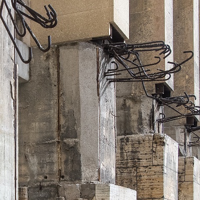 Die Aufhängungen des Daches im inneren Hof, die auch nicht mehr gebaut wurden, nur die Moniereisen schauen aus der Wand : Flughafen, Tempelhof