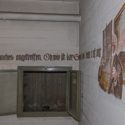 in einem der Luftschutzkeller, hinter dem Fenster ist der Notausgang : Flughafen, Tempelhof