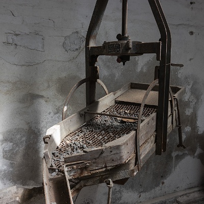 ein altes Schüttelsieb : Beschläge, Fabrik, Lost Place